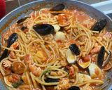 A picture of step 3 of Spaghettoni with Seafood in Tomato Sauce.