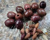 Foto del paso 1 de la receta: 🫒 🧄Aceitunas rellenas con morrón fresco, en conserva de hierbas, especias y ajo🧄🫒
