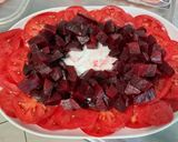 Une image de l'étape 9 de Salade composée tomates, betteraves rouges, jambon blanc,bacon et oignon rouge.