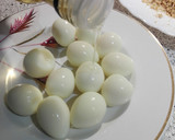 Foto del paso 5 de la receta: Pinchos de huevos de codorniz empanados en piñones