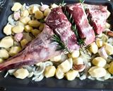 Foto del paso 4 de la receta: Pierna de cordero recental al horno con patatas y uvas
