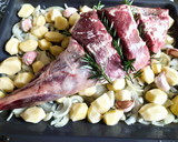 Foto del paso 4 de la receta: Pierna de cordero recental al horno con patatas y uvas