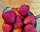Foto del paso 2 de la receta Zumo de fresas con agua de hibisco