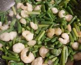 Foto del paso 1 de la receta: Espárragos verdes con gambas al pilpil!!