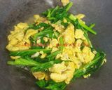 Foto langkah ke 5 dari resep Tumis sawi hijau telur.