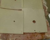 Foto del paso 4 de la receta: Rollo de pechuga envuelto en beicon y relleno de jamón York y queso con salsa de champiñones y almendras