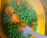 Foto del paso 2 de la receta: Rape a la plancha con guisantes y zanahoria hervida