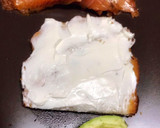 Foto del paso 1 de la receta: Tosta de aguacate con salmón y huevo frito