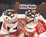 A picture of step 3 of KitKat MilkShake Recipe.