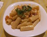 Foto del passaggio 6 della ricetta Rigatoni con salmone affumicato, prosciutto crudo e panna