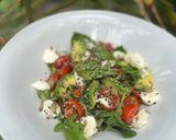 Foto del paso 3 de la receta: Ensalada de rúcula, tomate, palta y queso