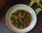 Foto langkah ke 4 dari resep Tumis Kangkung Pedas Manis.