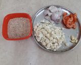 फ्लावर रस्सा भाजी (flower rassa bhaaji recipe in marathi) रेसिपी स्टेप 1 फोटो 