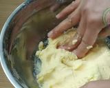 Foto langkah ke 3 dari resep Semprit 3 bahan pakai cetakan tutup botol tanpa oven.