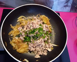 Foto del paso 3 de la receta: Tortilla de sardinas y cebolla