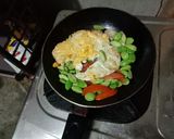 Foto langkah ke 4 dari resep Telor ceplok pete pedas.