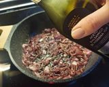 Foto del passaggio 4 della ricetta Bruschette sfiziose con cipolle caramellate
