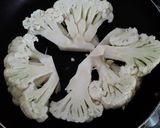 Foto del paso 1 de la receta: "Filete" de coliflor con cebollas salteadas y dip de berenjenas🤨🙄🤔🍆🌰🥦