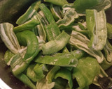 Foto del paso 1 de la receta: Pollo con pimientos verdes