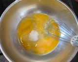 Hình bước làm 4 của món Bánh bông lan castella chà bông sốt dầu trứng