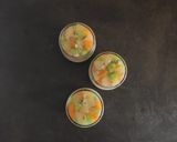 Foto del passaggio 11 della ricetta Cheesecake nel Bicchiere alla Ricotta e Panna con Kiwi e Albicocca