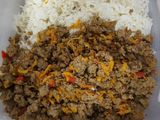 Rollos de repollo rellenos con carne y arroz con salsa al estilo casero