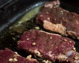 Foto langkah ke 6 dari resep Sirloin Steak with Cheese Sauce (Keto).