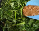 Foto langkah ke 2 dari resep Tumis kangkung tauco ala resto seafood.