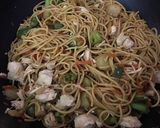 A picture of step 4 of Chicken lo mein.