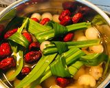 Hình bước làm 2 của món Chè hạt sen, nhãn, táo đỏ