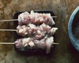 รูปขั้นตอนการทำที่ 4 ของ สะโพกไก่ย่างบ๊วยและใบชิโสะ