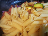 Salteado veraniego de fideos fácil