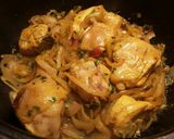Foto del paso 3 de la receta Pollo en salsa de cebolla y perejil especiado con patatas fritas