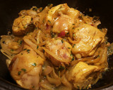 Foto del paso 3 de la receta: Pollo en salsa de cebolla y perejil especiado con patatas fritas