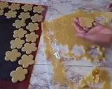 صورة لخطوة 2 من وصفة صابلي 2 شكل وردة 🌸 بنوكا اللوز