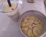 Foto del paso 5 de la receta: Torta de manzana y arándanos invertida!