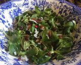 Foto del paso 2 de la receta Ensalada de canónigos, granada y dátiles con miel y frutos secos 🌱🍯🍃