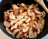 Foto del paso 3 de la receta: Pollo en salsa de cava y estragón con champiñones
