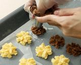 Foto langkah ke 4 dari resep Kue Semprit Devina Hermawan.