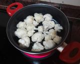 Foto del paso 1 de la receta: Coliflor rebozada con salchichas y mojo de pimiento