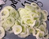 Une image de l'étape 2 de Salade marinée de concombre et tomates à la coriandre.