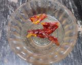 A picture of step 1 of Dry Matar Mushroom.