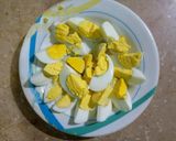 A picture of step 2 of Egg Pakorhay.