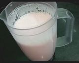 स्ट्रॉबेरी मिल्कशेक- Strawberry Milkshake recipe in Hindi ) रेसिपी चरण 3 फोटो