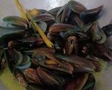 Foto langkah ke 2 dari resep Kerang Hijau Bumbu Kuning.