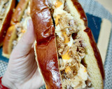 Foto del paso 5 de la receta: Brioche de cerdo a baja temperatura con cebolla crunch y salsa de quesos parmesano y cheddar