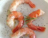 Foto del passaggio 1 della ricetta Scampi allo zenzero e gamberi al rum, con mela verde e pistacchi