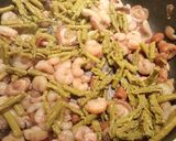 Foto del paso 3 de la receta Revuelto de setas, gambas y espárragos verdes