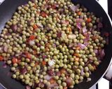 Foto del paso 2 de la receta: "colchón de arvejas con huevo"