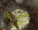 Foto langkah ke 2 dari resep Gulai jantung pisang teri sederhana.